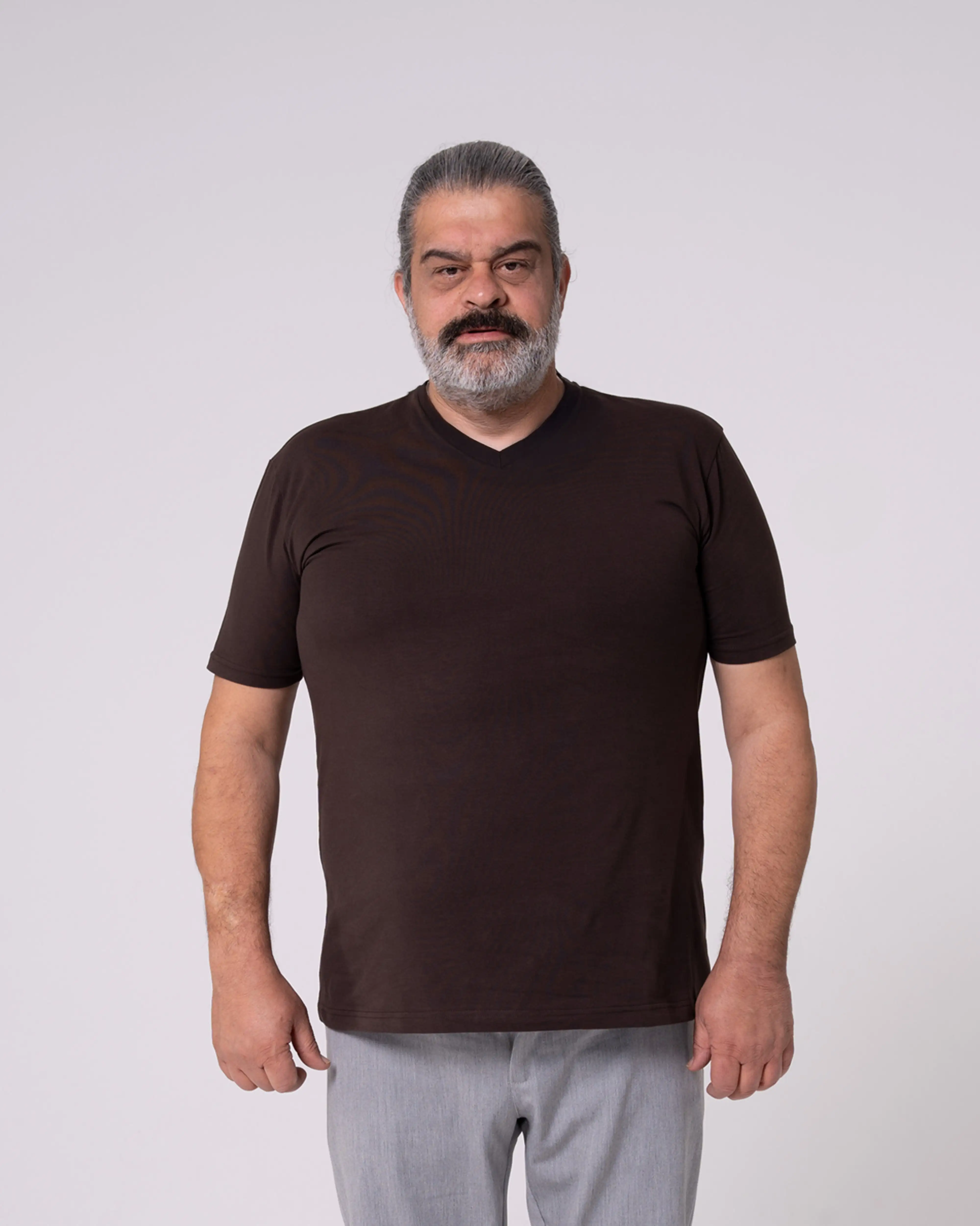 Kahverengi V Yaka Tişört - Image 9